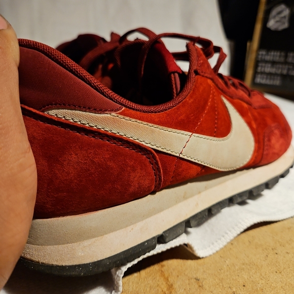 Nike Red Sneakers with Cream Accents - Picture 4 of 6